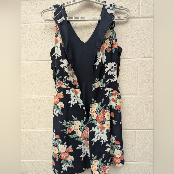 Love Riche Small Floral Sleeveless Dress Lattice Sides - Picture 3 of 14